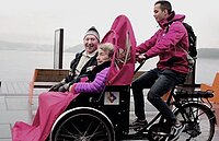 zwei senioren werden in einer Rikscha von Christiania Bikes ausgefahren