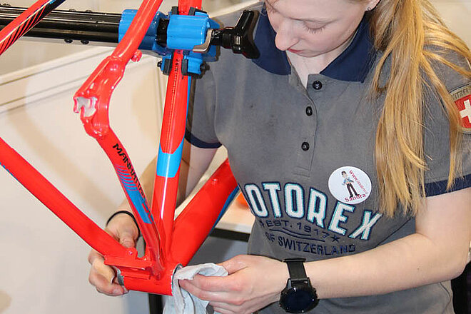 14. Europacup der Zweiradberufe in Bern. Eine Frau putzt das Tretlager eines Fahrrads. 