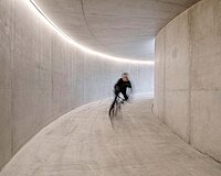 Prix Velo Infrastruktur. Ein Mann auf dem Fahrrad fährt durch eine Unterführung.