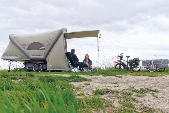 Camperanhänger mit Velo unterwegs.