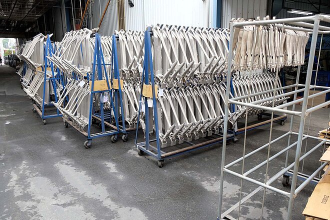 Der «Global Market Report» des Fahrradindustrie-Verbands WBIA gibt erstmals eine Gesamtschau des weltweiten Velo- und E-Bike- Markts. Fahrradrahmen vor der Lackierung in einer Fabrik.