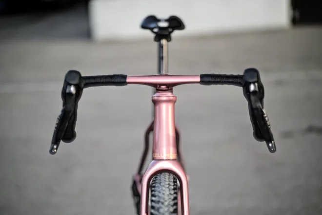 Frontansicht eines Gravelbikes.