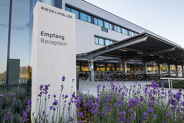 Bürogebäude mit Blumen vor dem Eingang