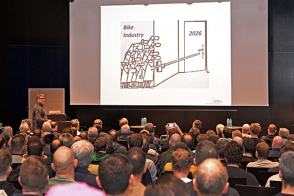 Seminarraum mit viel Publikum. 