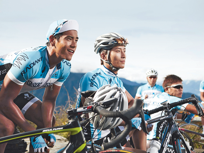 Eddie Peng als Chou Ming, Shawn Dou als Qiu Tian und Choi Si-won als Zheng Ji-won (v. l.) im Radsportdrama «To the Fore». Radsportler