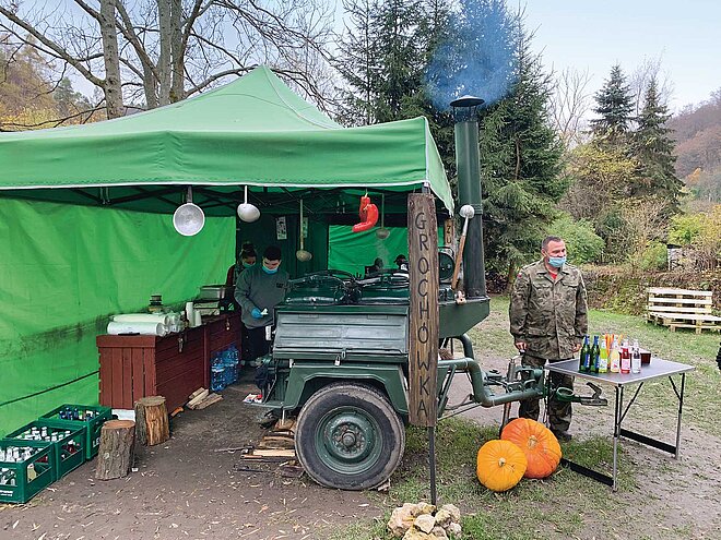 Wer in Polen auf das Land hinausfährt, wird mit Suppe aus der Feldküche belohnt. (Foto: Ivo Mijnssen) Suppenküche