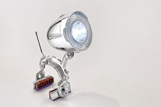 Nachtlampe in Hündchenform aus Felgenbremsen und Retrolampe