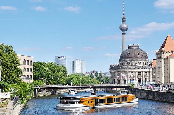 Ein Flussschiff auf der Spree in Berlin. 