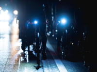 Ein Fahrrad fährt in der Dunkelheit