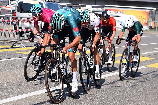 Radsportler im Sprint auf Rennvelos. 