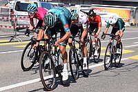 Radsportler im Sprint auf Rennvelos. 