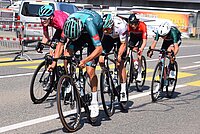 Radsportler im Sprint auf Rennvelos. 