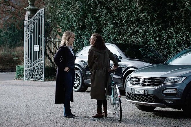 Tatort Zürich. Zwei Frauen stehen auf einem Parkplatz. Daneben teure Autos. 