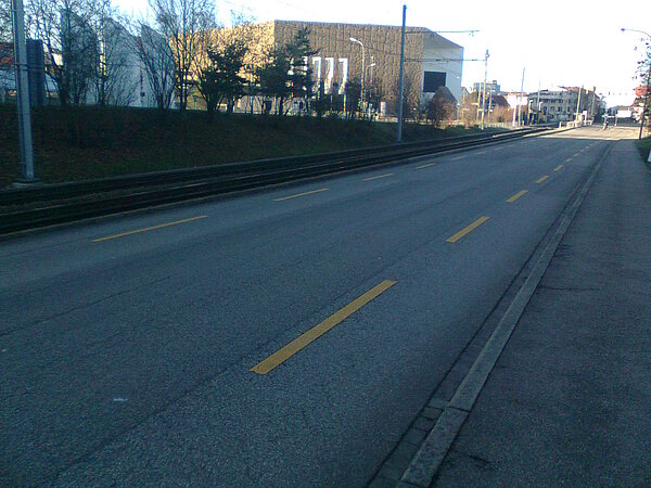 Eine Kernfahrbahn bezeichnet in der Schweiz eine Strasse mit beidseitigen Velostreifen ohne Leitlinie. Kernfahrbahn an der Brandstrasse in Uster