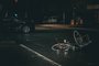 Velo liegt nach Unfall in der Dunkelheit vor einem Auto auf der Strasse