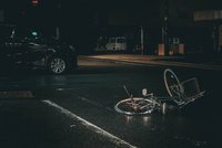 Velo liegt nach Unfall in der Dunkelheit vor einem Auto auf der Strasse
