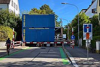 Blaue Baracken stehen auf einer Strasse.