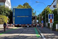 Blaue Baracken stehen auf einer Strasse.