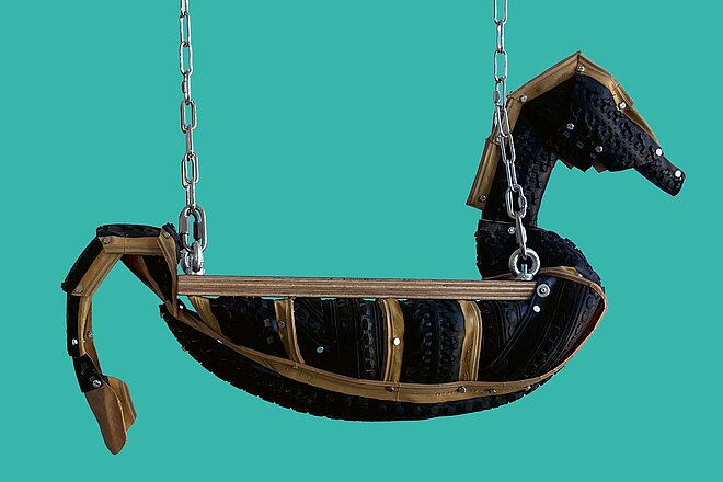 Schaukel, die aussieht wie ein Seepferdchen.