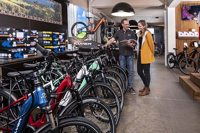 Ein Mann und eine Frau stehen in einem Fahrradgeschäft