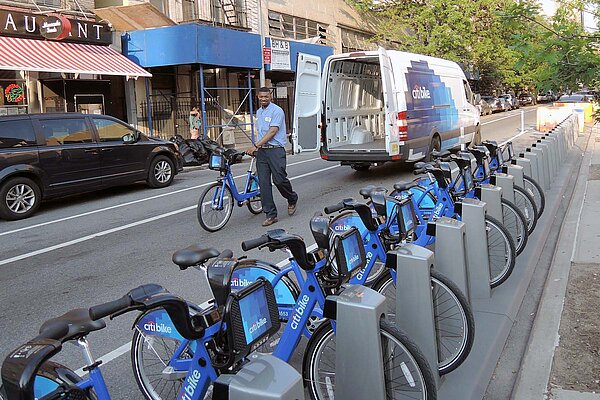New York Citi Bikes. Ein Mann lädt Velos aus einem Lieferwagen.