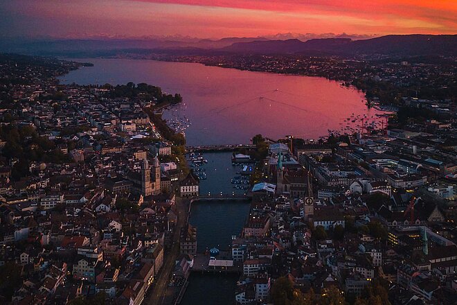 Little Big City oder Provinz? Wenn es um den Veloverkehr geht, dominiert in Zürich eine Haltung zu Letzterem. Neues aus der Züri-Provinz. Luftaufnahme der Stadt Zürich im Abendrot.