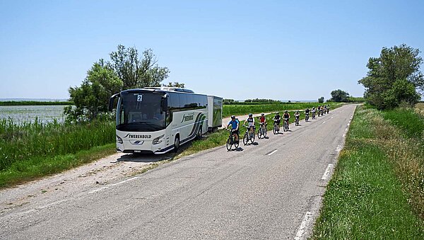 Jede Veloreise wird von einem modernen Bus inklusive Veloanhänger begleitet. 