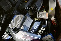 Viele alte Akkus von Elektrofahrrädern liegen in einer Kiste