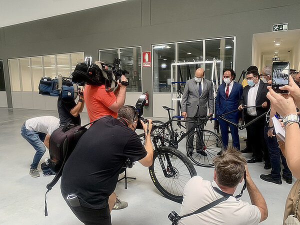 Journalisten filmen einige Personen