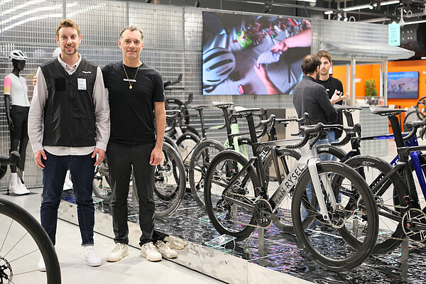 Decathlon Mitarbeiter in Laden vor Fahrrädern.