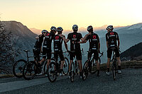 Fabian Cancellara will mit dem Tudor Pro Cycling Team den Nachwuchs fördern. Velorennfahrer stehen in einer Gruppe.