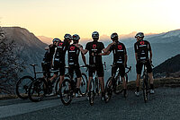 Fabian Cancellara will mit dem Tudor Pro Cycling Team den Nachwuchs fördern. Velorennfahrer stehen in einer Gruppe.