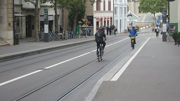 Velofahrende zwischen Tramgleisen in Basel