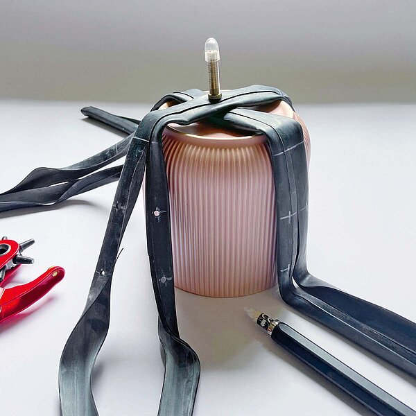 Ventil erneut mittig auf Topfboden legen. Ca. 2 cm vor Topfkante halbierte Schläuche markieren. Strecke zwischen der neuen Markierung und Ende Längsschnitt Richtung Ventil auf der Hälfte markieren. Blumenampel alter Velosclauh