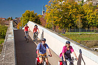 Velofahrende auf der Brücke bei Burgdorf