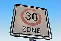Tempo 30 senkt den Verkehrslärm deutlich. Schild mit der Aufschrift Zone 30.