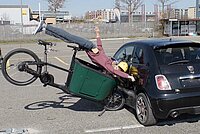 Ein Lastenstenrad chrash gegen ein Auto bei einer Unfallsimulation.