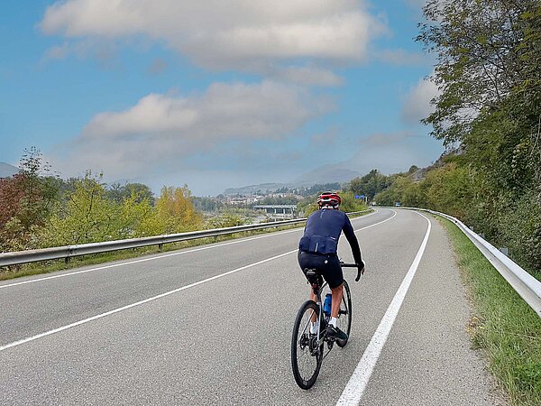 Ein Radfahrer auf einer Strasse.