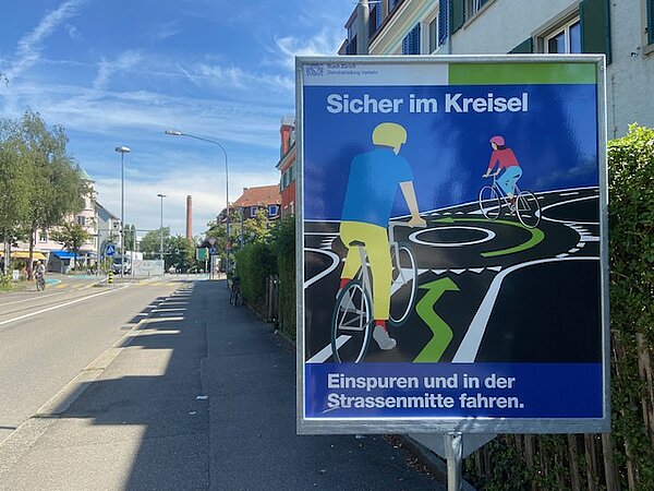 Schild mit Kreiselregeln der Stadt Zürich