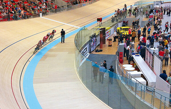 Bahnrennen auf einer Rennbahn.