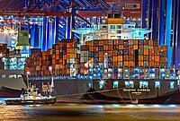 Ein Frachtschiff steht im Hamburger Containerhafen.