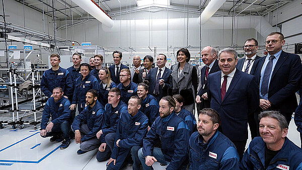 Yamaha E-Bike Europa. Gruppenfoto in einer Fabrik.