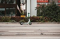 E-Scooter auf Trottoir