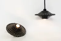 Lampe aus alten Fahrradteilen.
