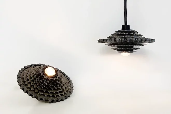 Lampe aus alten Fahrradteilen.