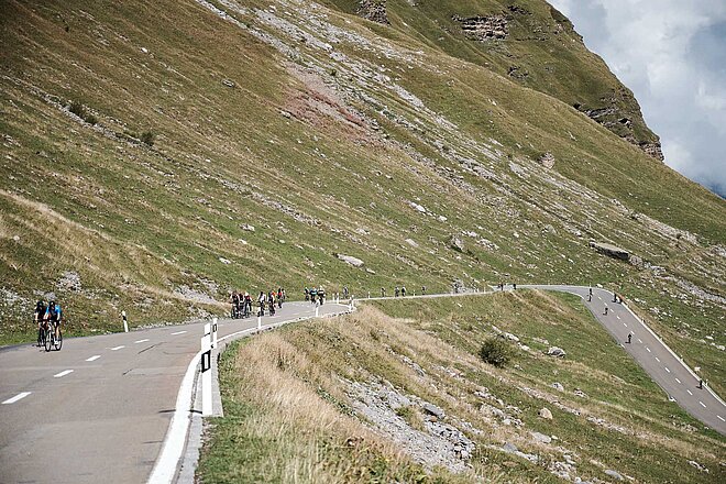 Für den Velotag am Klausenpass rechnen die Organisatoren auch dieses Jahr mit sehr vielen Teilnehmerinnen und Teilnehmern. Klausen Monument Klausenpass autofrei 2023. Passstrasse mit Rennvelos.