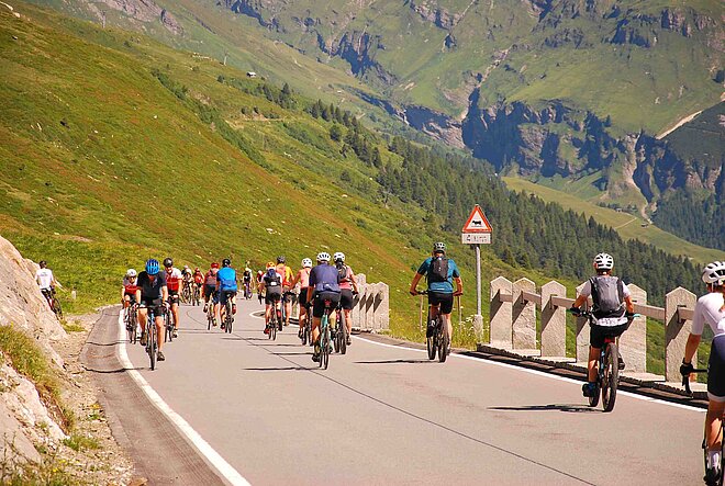 Auf dem für den motorisierten Verkehr gesperrten Splügenpass herrscht sommerliche Stimmung.