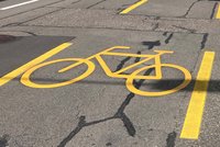 Wann gibt es gute Velorouten. Es braucht Geduld. Gelbes Fahrradsignet auf der Strasse. 