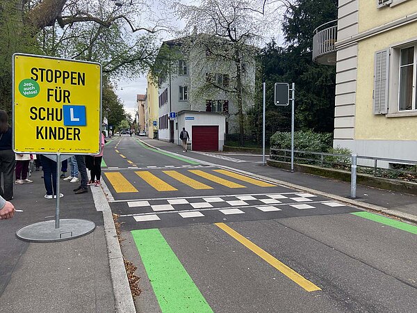 Velovorzugsroute auf der Mühlebachstrasse in Zürich mit gelbem Schild und Berliner Kissen