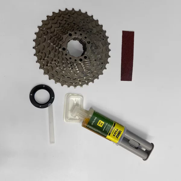 Fahrradteile auf einem Tisch.